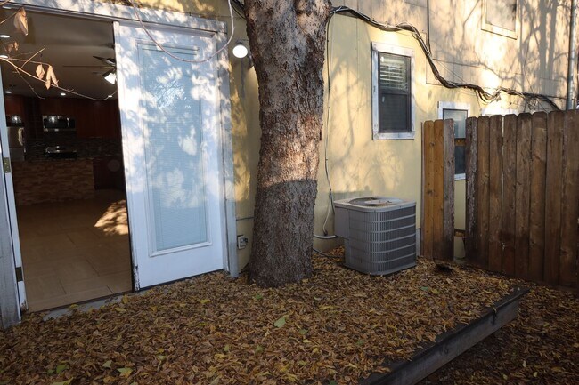 Building Photo - K246 - South Oak #102