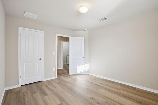 Building Photo - 13205 Henneman Dr