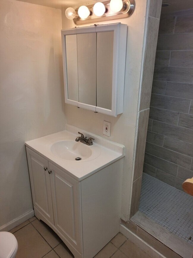 Building Photo - Garden-Level 1 Bed in Downtown Golden – $1...