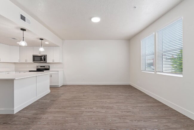 Building Photo - "Discover Comfort & Style: Spacious 3-Bed,...