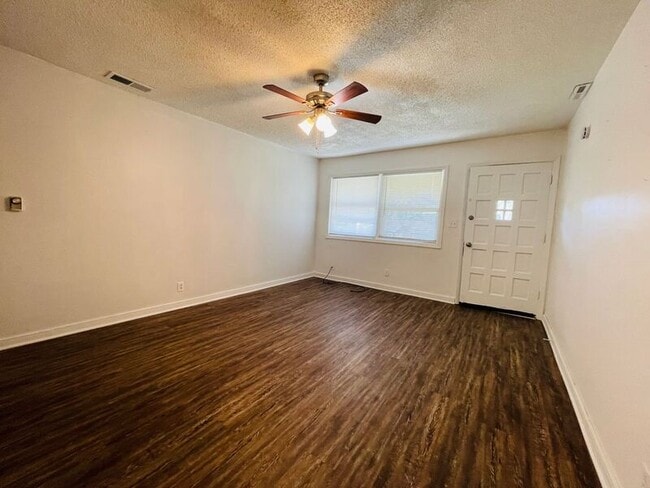 Building Photo - 802 W Main St