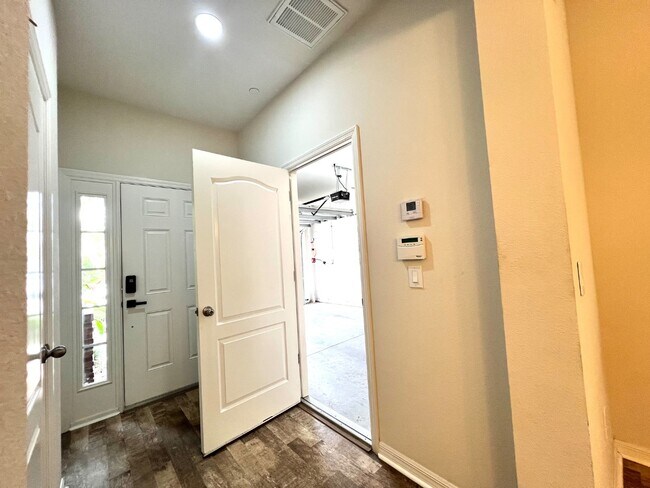 Building Photo - 1043 Taramundi Dr