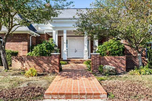 Building Photo - 9628 Summerlakes Dr