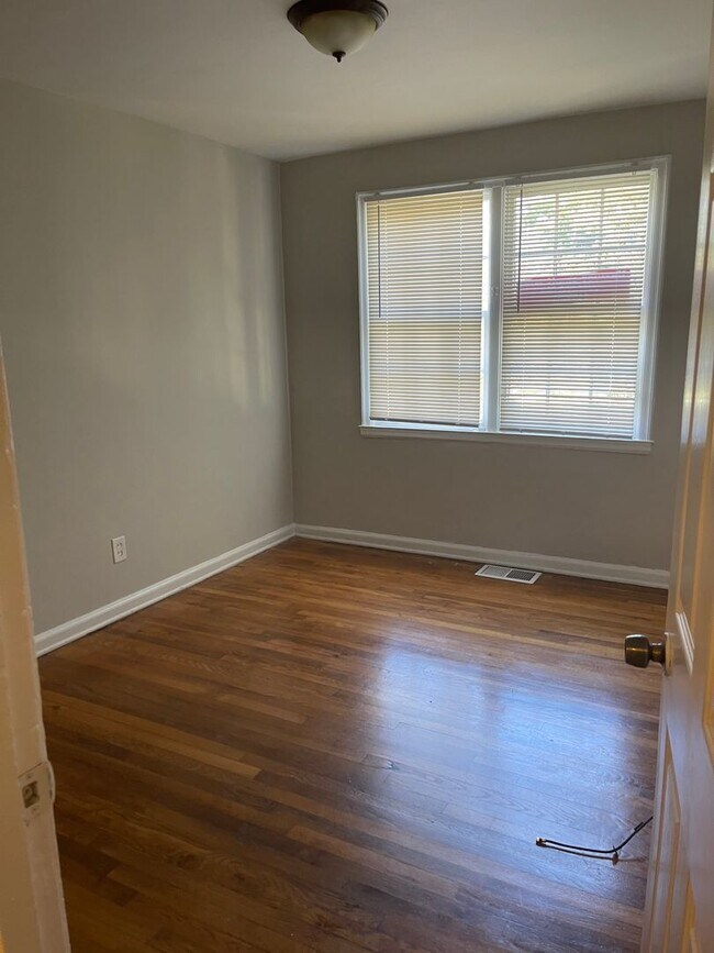 Building Photo - 3 Bedroom Westwood Terrace Bungalow (Sorry, No Section 8)