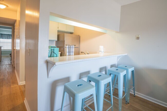 Building Photo - COZY,  FURNISHED OFF-SEAON MONTHLY RENTAL