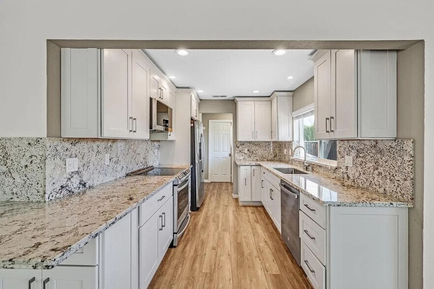 Building Photo - 7293 Valley Trl Dr