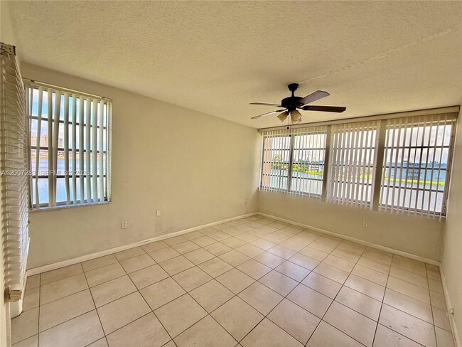 Building Photo - 1591 NE Miami Gardens Dr