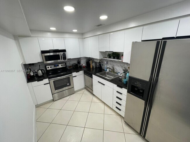 Building Photo - 10350 W Bay Harbor Dr