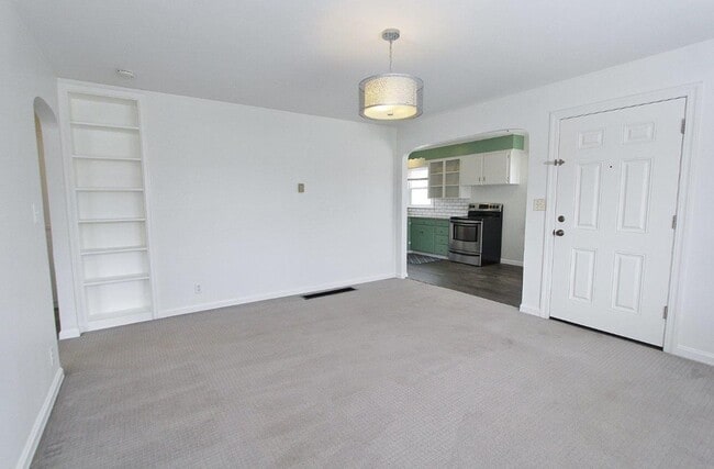Building Photo - Charming Single-Level Home