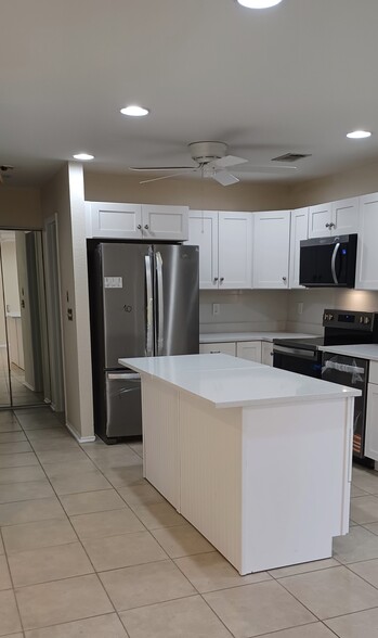 Building Photo - 5439 Kenwood Dr