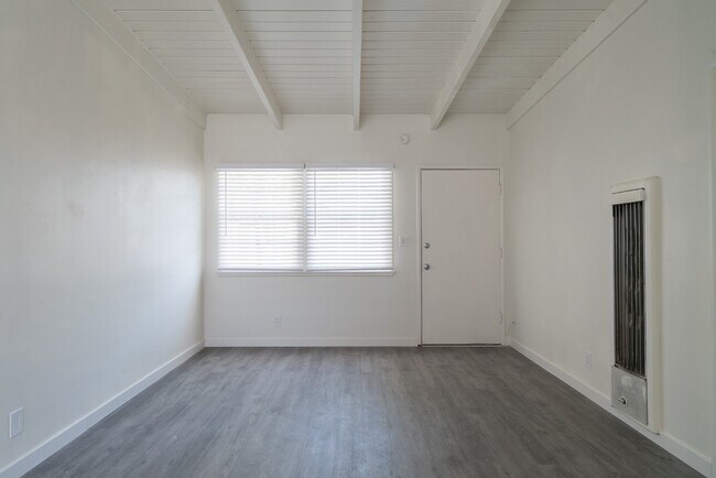 Building Photo - ~ Unique 1-Bedroom bungalow with private front and back patio ~ Great for Pets!!