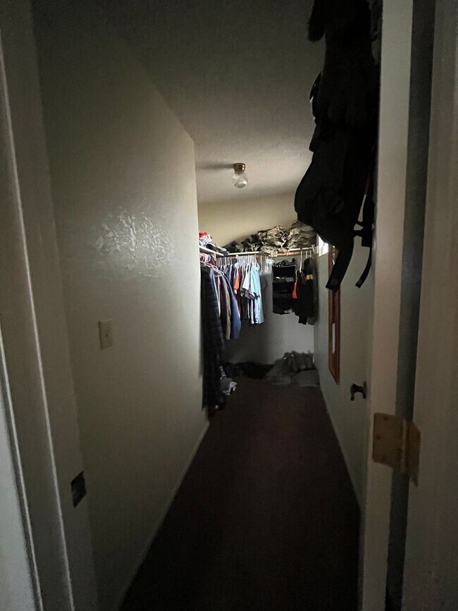 Building Photo - Large 4 bedroom with  yard