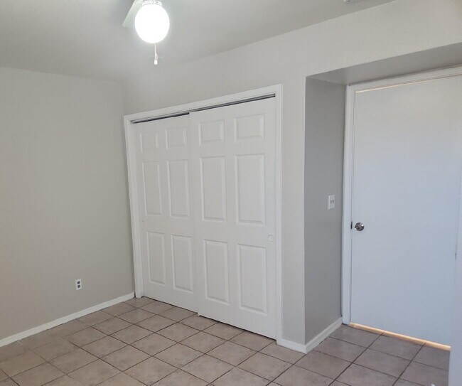 Building Photo - MARVELOUS TWO BEDROOMS AND ONE BATHROOM AV...