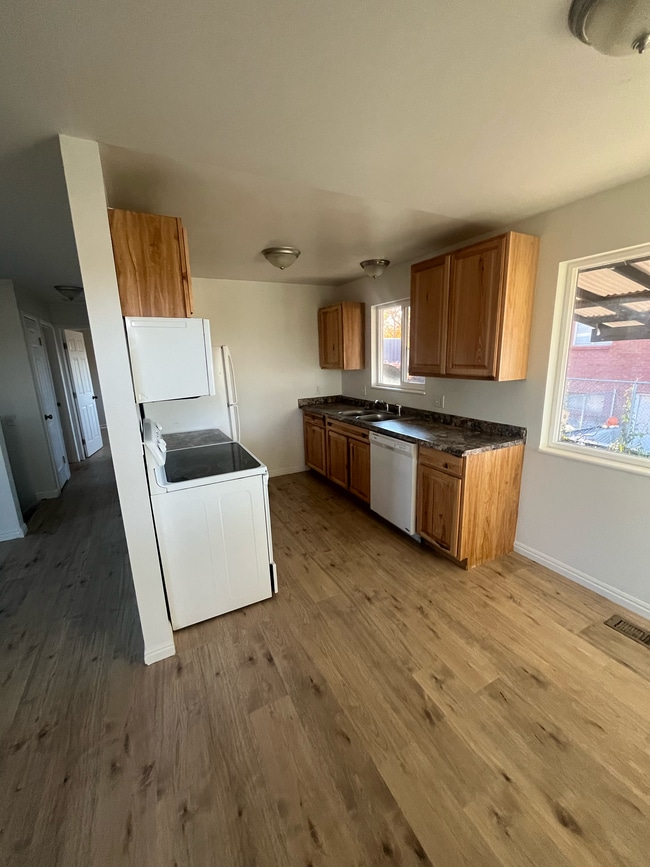 Building Photo - Roy Twinhome