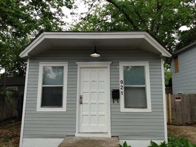 Primary Photo - 921 N Fitzhugh Ave