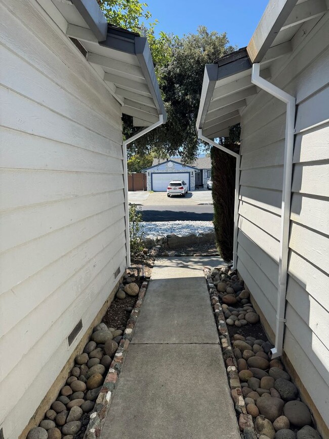 Building Photo - Remodeled 5 bedroom single level house - n...