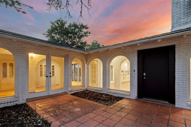 Building Photo - 4202 N Hills Dr