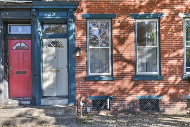 Building Photo - Large 3 Bedroom Single Family Home on Forster St