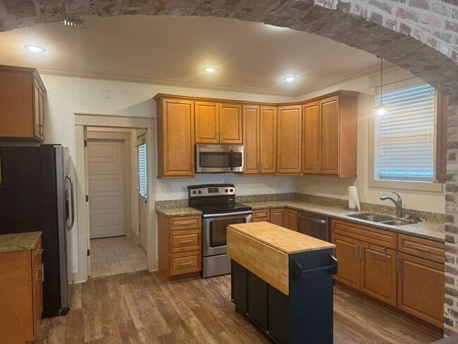 Building Photo - Large 3 Bedroom Townhome with All Appliances Included