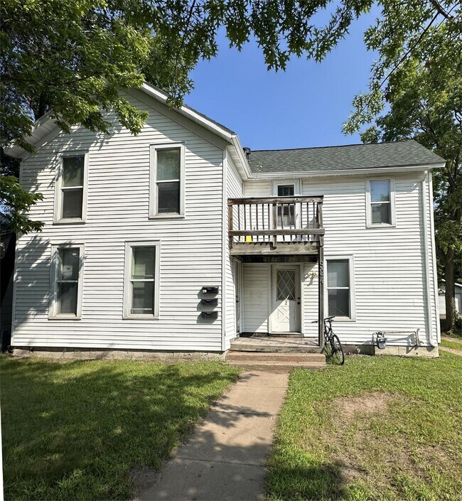 Primary Photo - 1 bed 1 bath on Water St near UWEC!