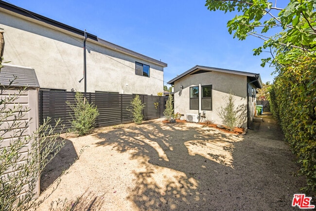 Building Photo - 2621 Veteran Ave