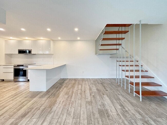 Building Photo - Beautiful 3BD/2.5BA Condo Located in Unive...