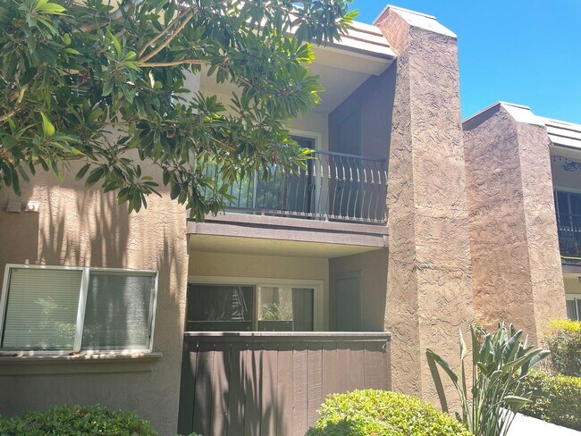 Building Photo - Spacious upper unit ready for immediate mo...