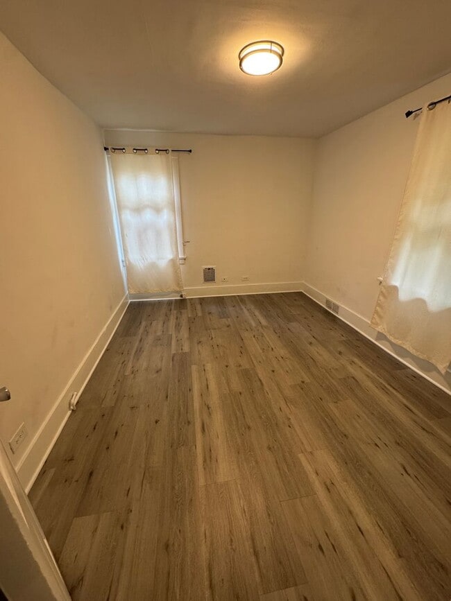 Building Photo - 3 Bedroom 1.5 Bath in Dormont!