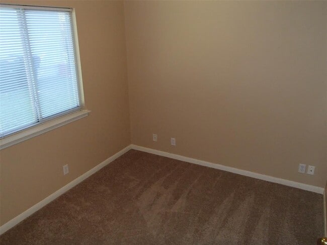 Building Photo - 208 Juniper Dr