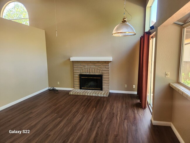 Building Photo - Beautiful 4 bedroom, 3 bathroom home locat...
