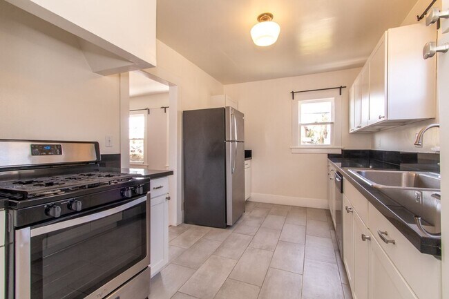 Building Photo - Charming North Park 2 Bedroom with Washer/Dryer, Backyard & Parking!