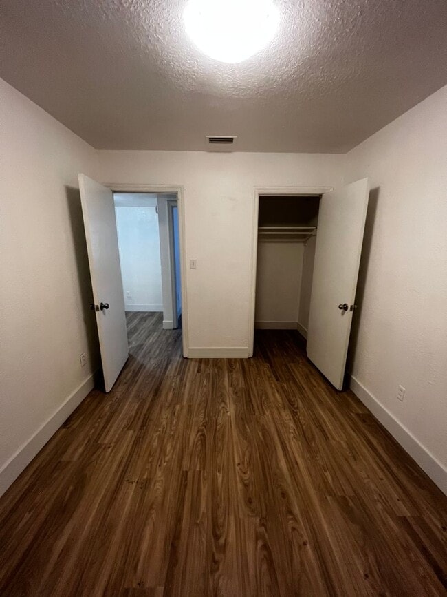 Building Photo - Beautiful Remodeled 3Bed/2Bath perfect for...