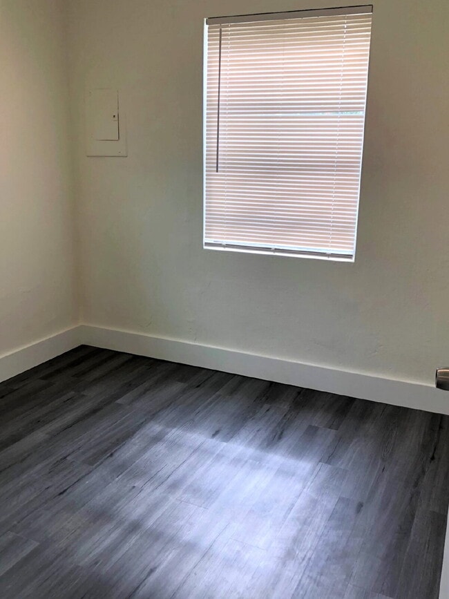 Building Photo - Cute & Cozy 2BD/2BA + Bonus Room Available...