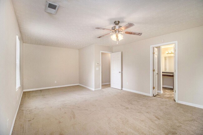 Building Photo - 3 Bedroom 2 Bathroom House