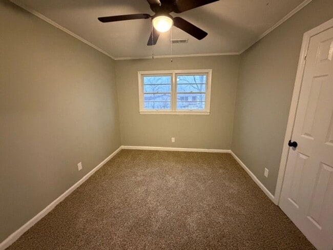 Building Photo - 3 Bedroom 2 Bath house with additional passthrough bedroom/ office