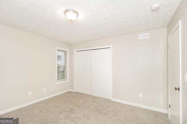 Building Photo - 587 Farmbrook Trail NE