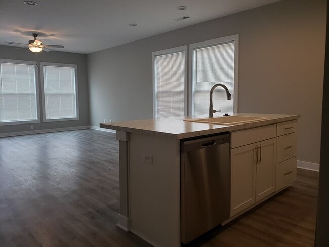 Building Photo - 2164 Ottawa Dr