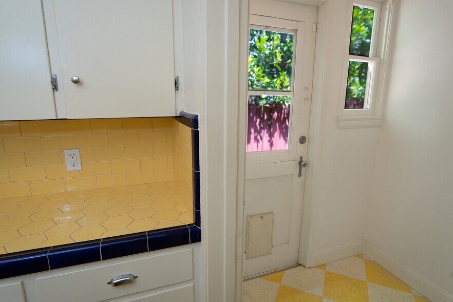 Building Photo - 638 N Gardner St