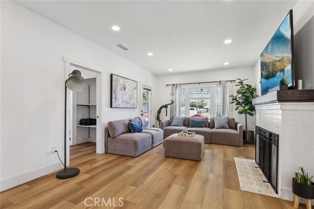 Building Photo - 230 S B St