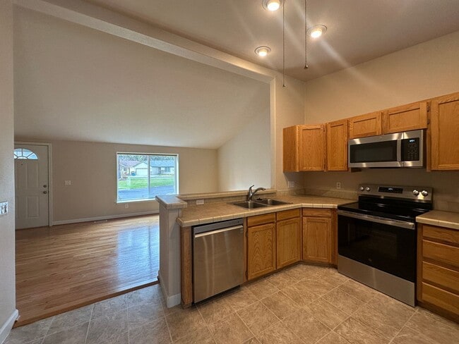 Building Photo - 3 Bedroom / 2 Bathroom Home in The Gated Troutcreek Village in Sisters