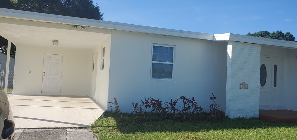 Primary Photo - 131 SE Serenata Ct