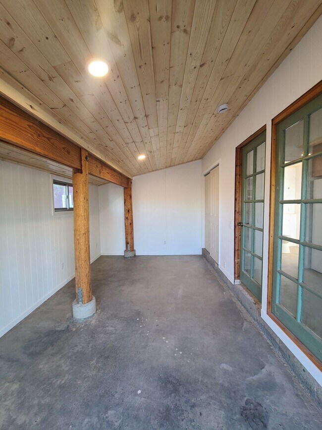 Building Photo - $500 OFF! NEWLY RENOVATED STUDIO W/ WASHER...