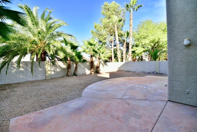 Building Photo - Gorgeous 4BED/2.5 BATH 2 Story Home Locate...