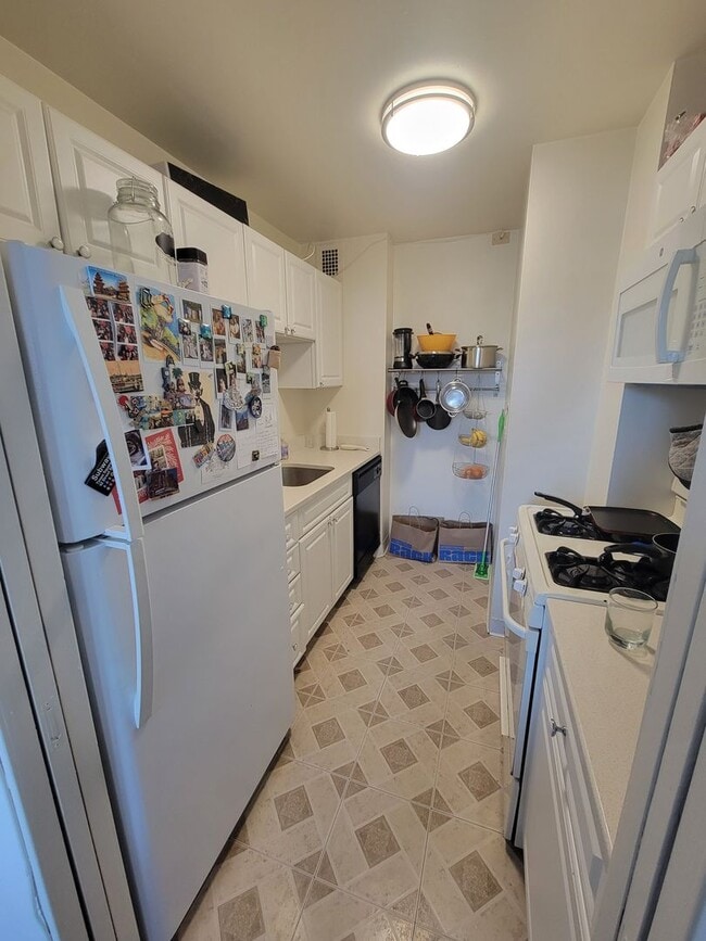 Building Photo - One Block from Dupont Circle!