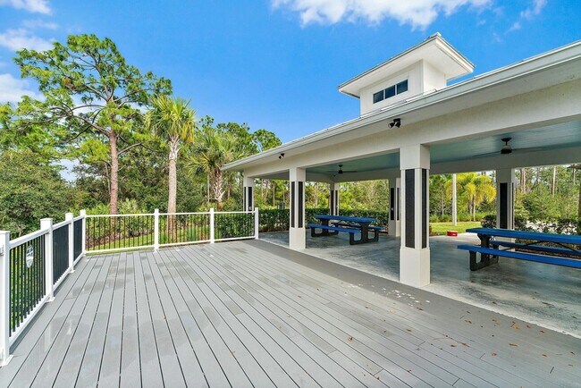 Building Photo - 200 SW Pomeroy St