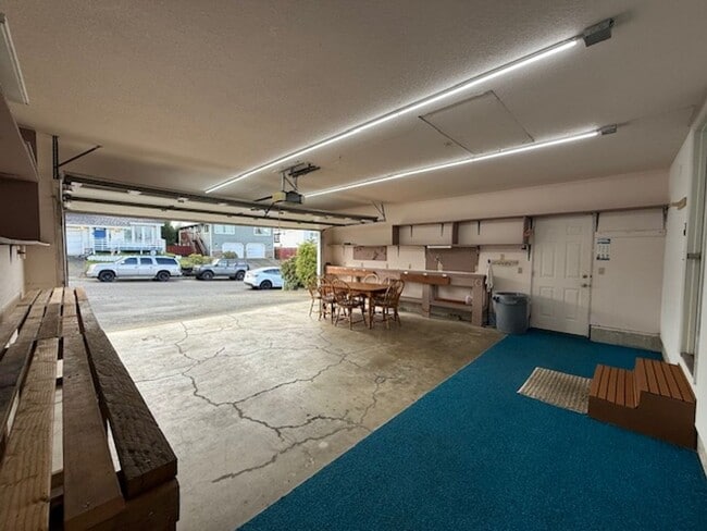 Building Photo - Spacious 3 Bedroom, 2 Bath home in Quality NB Neighborhood!