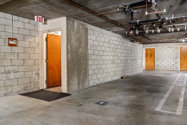 Building Photo - Top Floor Harbor View Condo 2 bed-2 bath