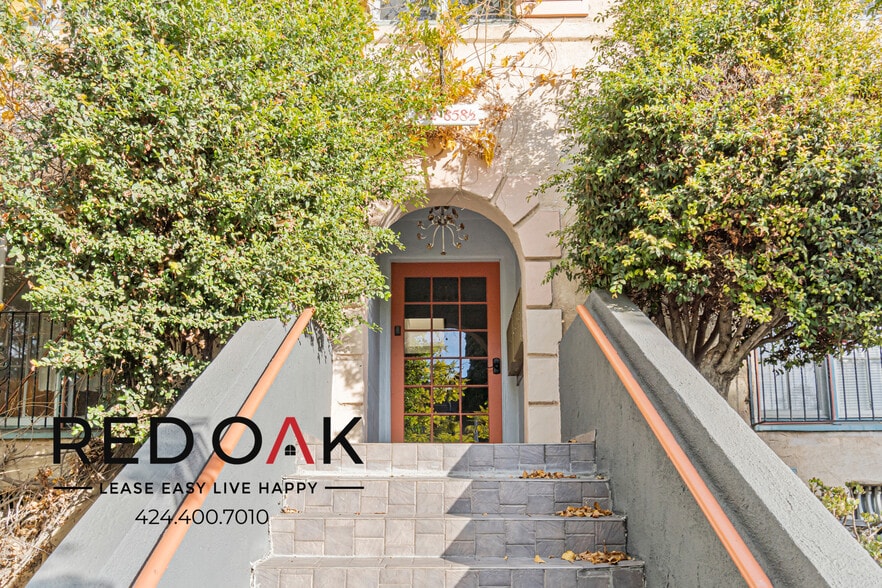 Building Photo - 852 N Oxford Ave