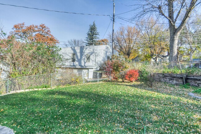 Building Photo - Aksarben Beauty