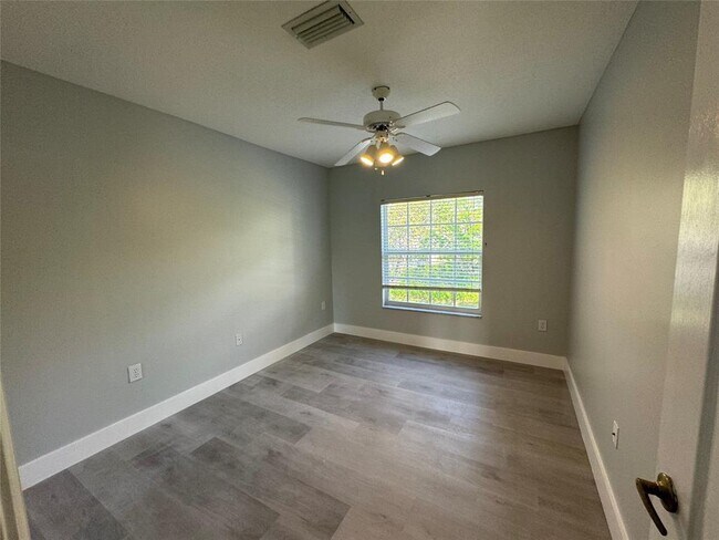 Building Photo - 390 NW 115th Way